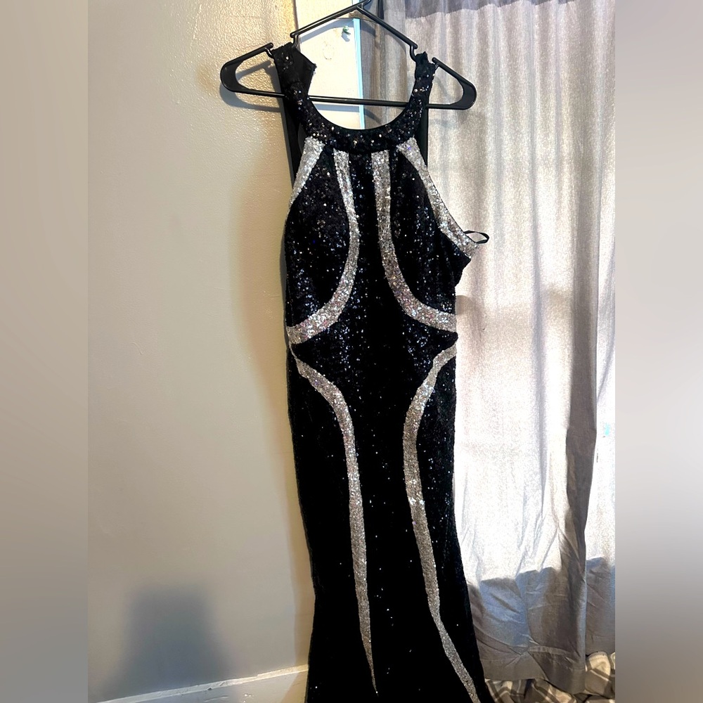 Worn once!! Super nice dress super comfy!